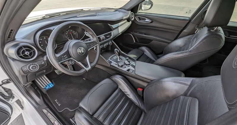 Alfa Romeo Giulia cena 133000 przebieg: 57000, rok produkcji 2019 z Zawiercie małe 407